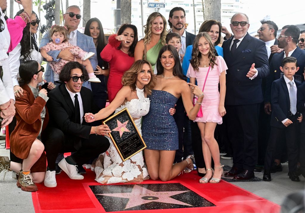 Lili Estefan en el Paseo de la Fama con sus amigos y familiares develando su estrella en Hollywood.       