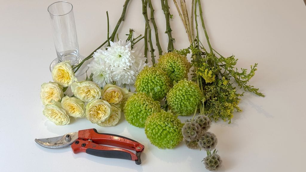 Materiales y flores para un arreglo floral de San Valentín