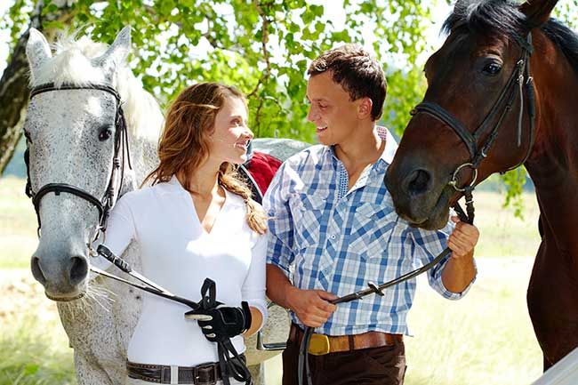 Pareja montando a caballo