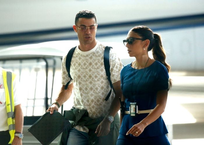 Cristiano Ronaldo en el aeropuerto de Cerdeña