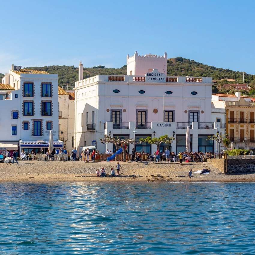 fachada del casino de cadaques y la playa girona