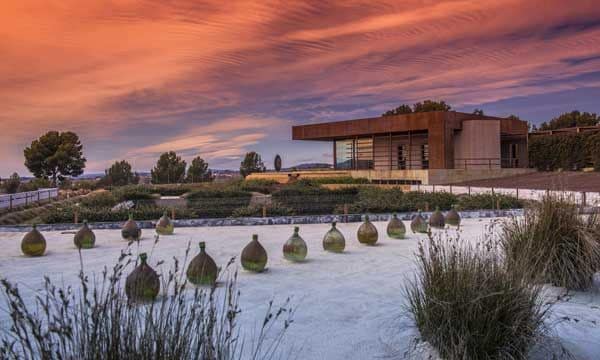 La bodega Waltraud se integra en el paisaje que la rodea, apostando por un diseño bioclimático, obra del arquitecto Javier Barba.
