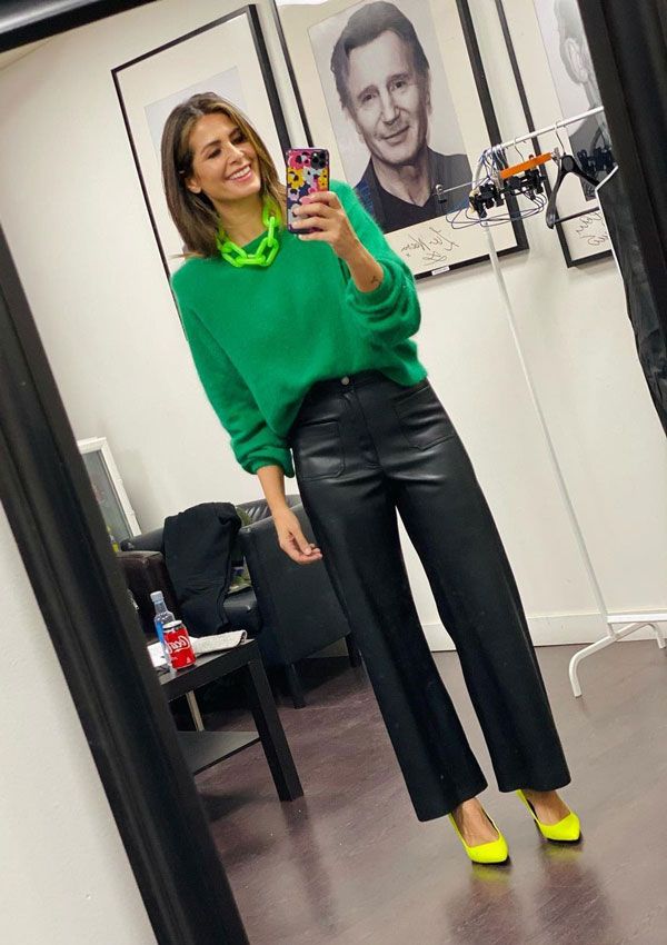 Nuria Roca con pantalones de cuero y jersey de punto