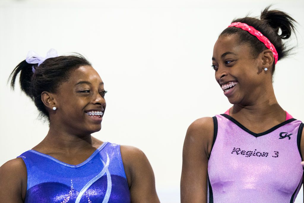 Simone Biles y su hermana Adria 
