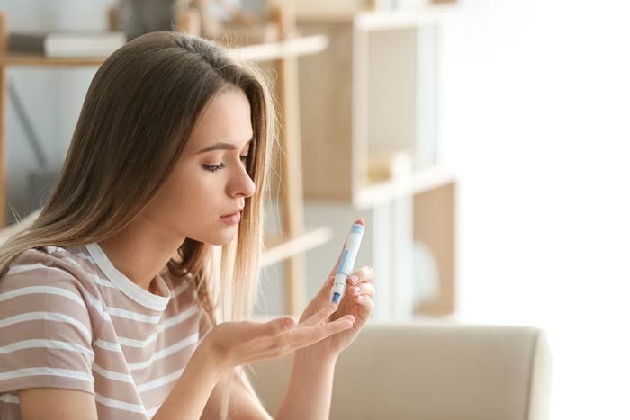 mujer midiendo la glucosa