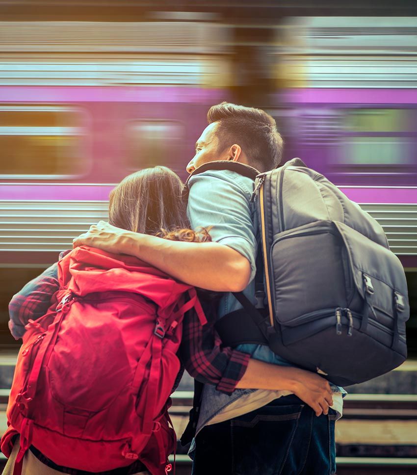 pareja viajando en tren