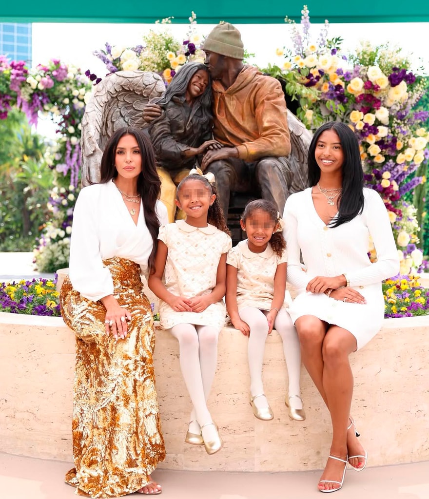 Vanessa Bryant junto a sus hijas en la estatua en honor de su difunto marido Kobe y su hija 