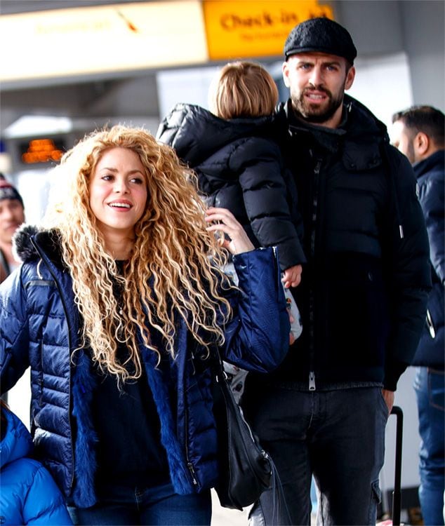 Shakira y Gerard Piqué en el aeropuerto