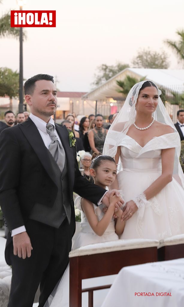 Foto: Rafael Pulido | Vestuario Natalia Jiménez, Arnold Hemkes y Alessandra: hechos a la medida por Benito Santos | Maquillaje: Dan Avilán | Peinado: Carlos Arriola | Joyas: Renata Larios | Wedding Planer: Eder Hernández | Locación: Hacienda La Santa Cruz