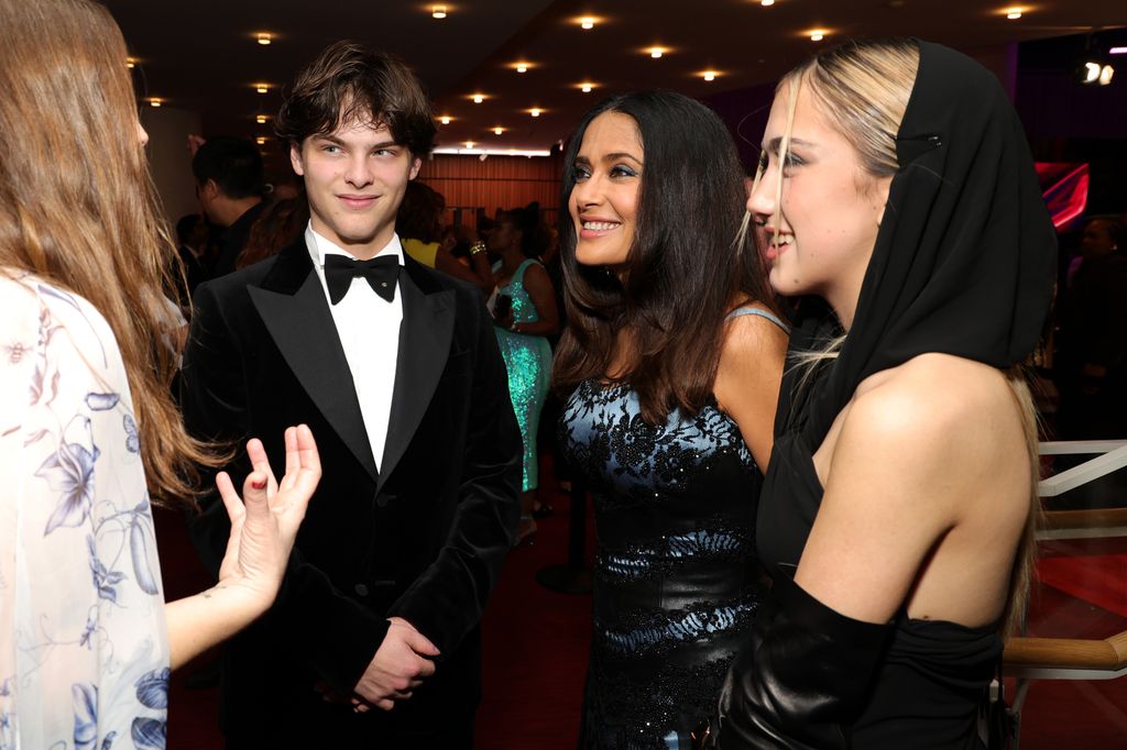 Augustin James Evangelista, Salma Hayek y Valentina Paloma Pinault en una gala en Nueva York (abril de 2023)