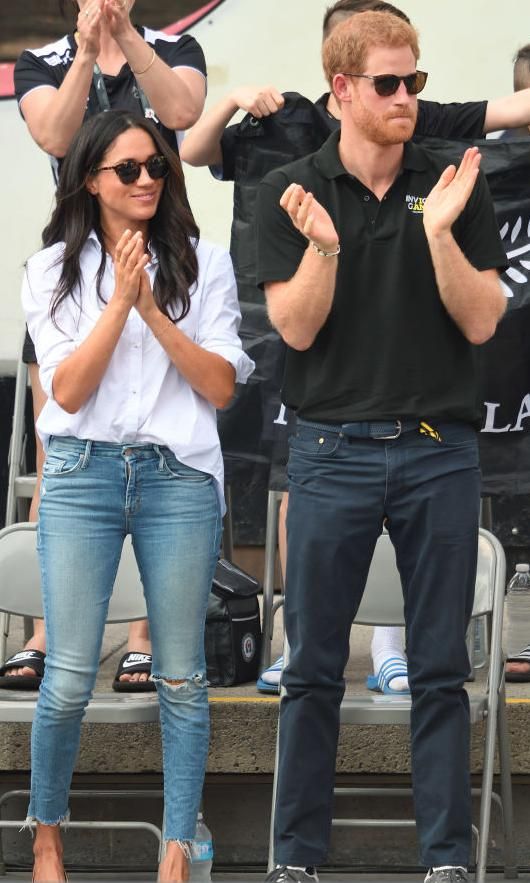 meghan markle y sus looks de jeans rotos y camisa oversized