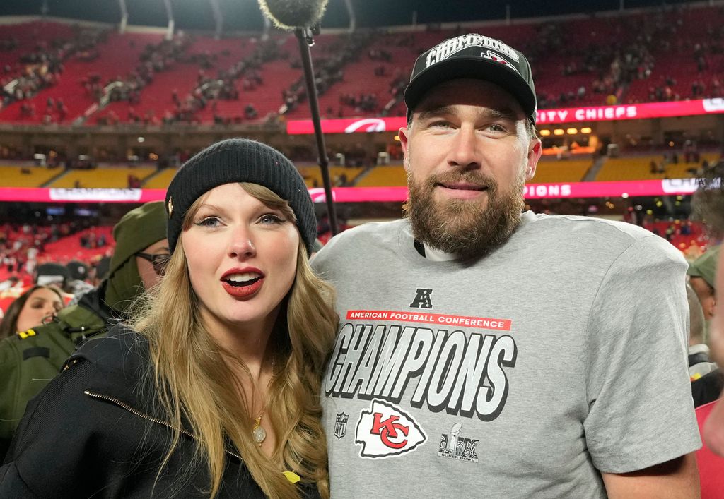 El apasionado beso entre Taylor Swift y Travis Kelce tras clasificarse para la Super Bowl