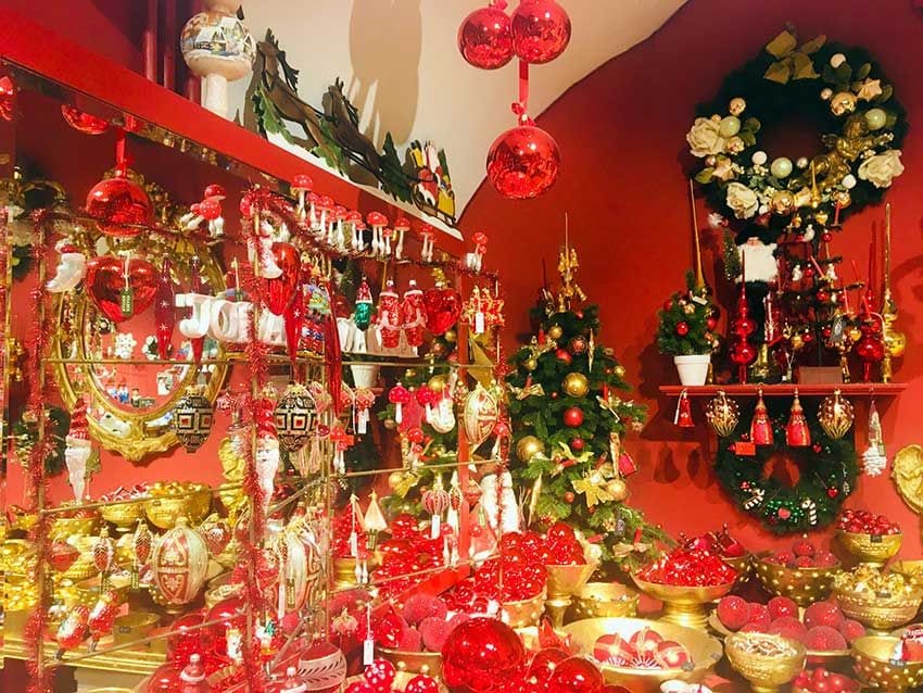 Decoración de Navidad en la tienda Johann Wanner en Basilea, Suiza