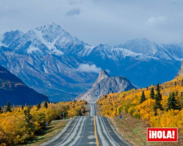 Vista desde la autopista Glenn en el estado de Alaska (Estados Unidos), dominada por los escenarios naturales plagados de formaciones fluvio-glaciares. Esta carretera forma parte de una de las principales rutas de Alaska y da acceso a cataratas, montañas y bosques especatculares. La primera montaña de la imagen recibe el nombre del Lion's Head ('cabeza de león) y se puede conquistar a pie.
