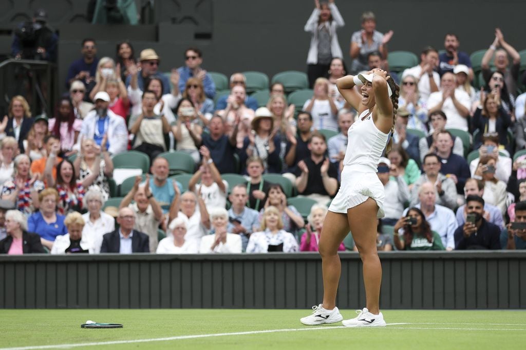 La tenista española Jessica Bouzas celebra la victoria tras vencer a la vigente campeona de Wimbledon, la checa Marketa Vondrousova, el 2 de julio de 2024