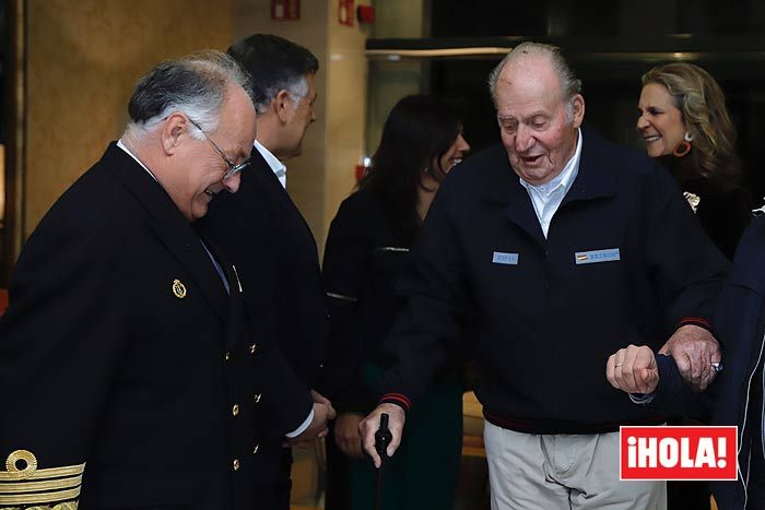 El rey Juan Carlos anima a su hija, la infanta Elena, en las regatas de Sanxenxo