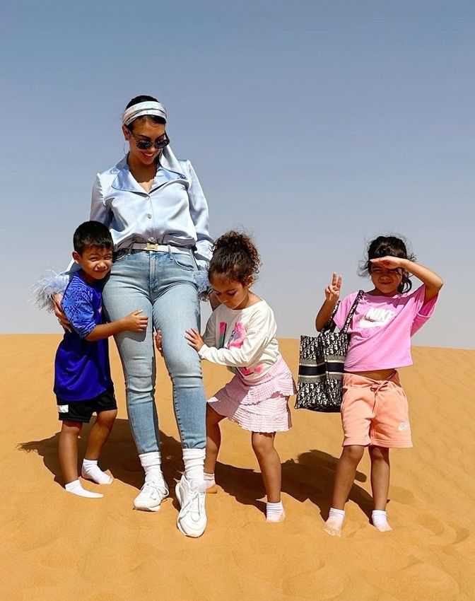 Alana Martina con su madre y sus hermanos en el desierto