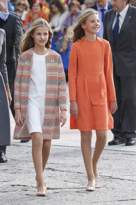 Gaitas, sonrisas y mucha emoción en la bienvenida a la princesa Leonor en Oviedo