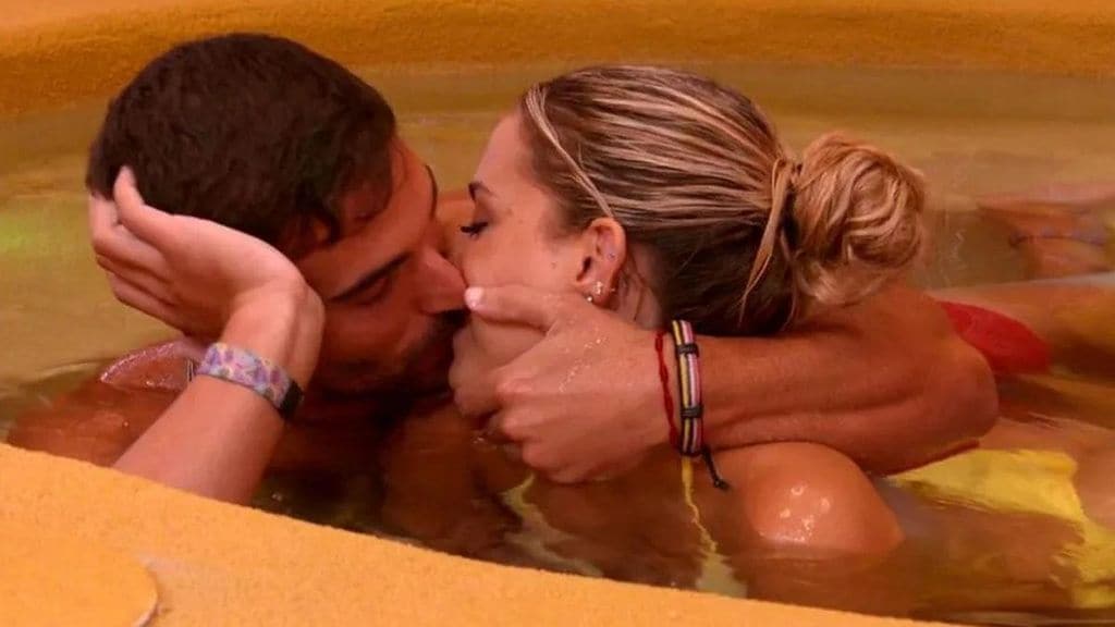 Edi y Violeta, concursantes de Gran Hermano, en el jacuzzi