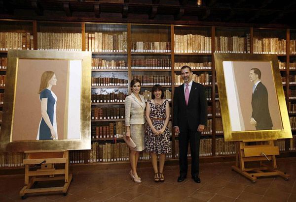 Los reyes Felipe y Letizia posan con la artista pamplonesa Elena Goñi frente a su retrato
