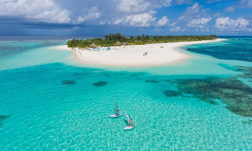 Deportes acuáticos en las playas del hotel Kanuhura