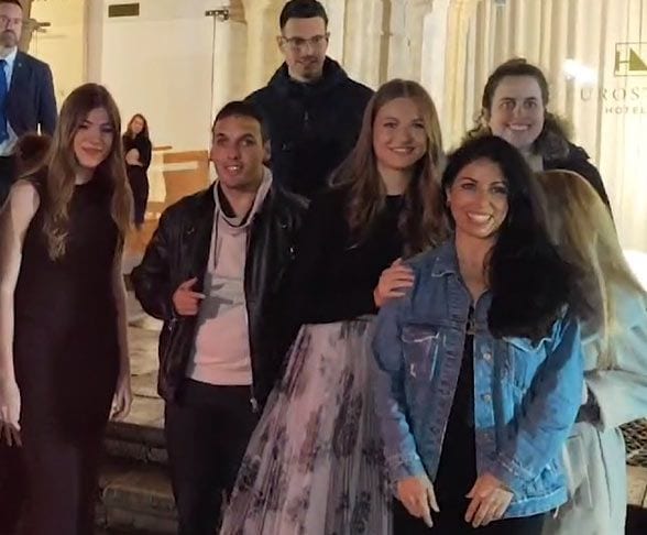 Princesa Leonor e infanta Sofía en una foto inédita con un grupo de fans en Oviedo en octubre de 2024