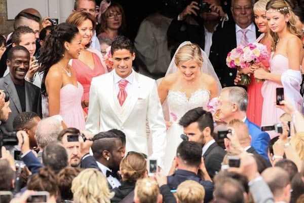 Raphäel Varane, defensa del Real Madrid, ha escogido el color blanco para su traje, a juego con el de su ya mujer Camille Tytgat
