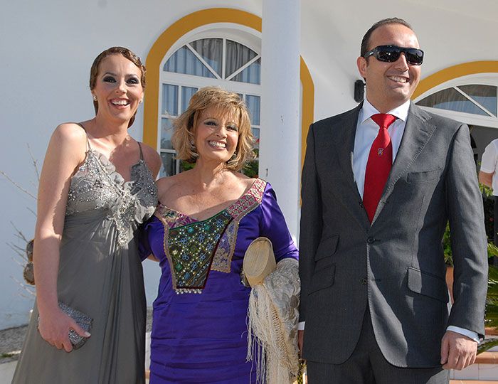Rocío Carrasco, María Teresa Campos y Fidel Albiac en la boda de Rosario Mohedano y Andrés Fernández