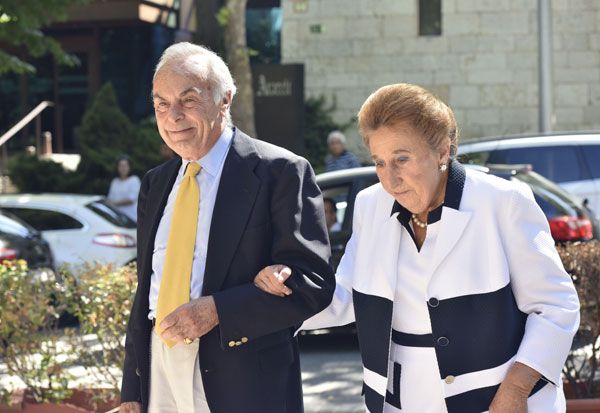 Los Duques de Soria, la infanta Margarita y Carlos Zurita, por supuesto estuvieron junto a su hija en esta ocasión tan señalada
