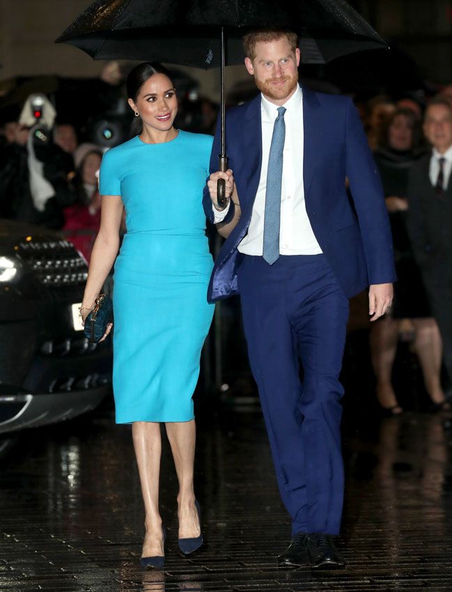 Meghan Markle, con vestido azul, y el príncipe Harry