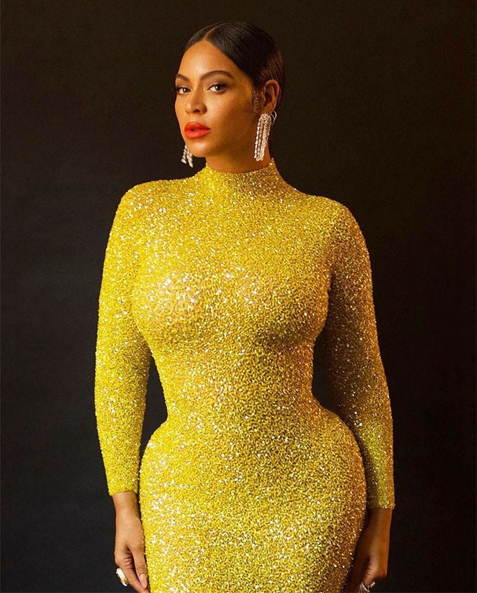 Beyoncé con vestido dorado