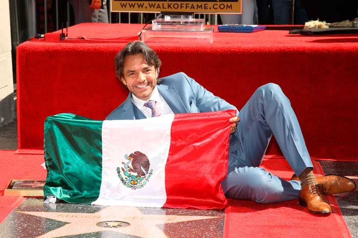 Con gritos de ¡Sí se pudo! y al son de mariachi, Eugenio Derbez develó su estrella en el Paseo de la Fama de Hollywood.