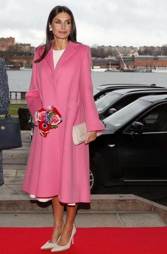 reina letizia abrigo rosa