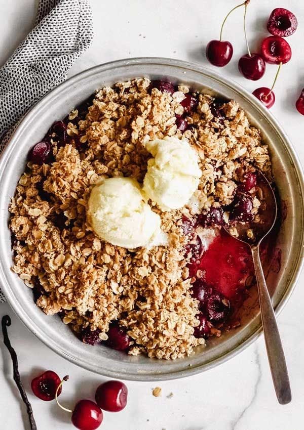 Bol de avena y cerezas