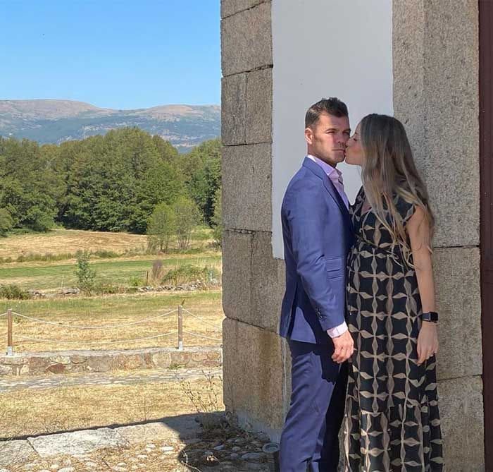 Fonsi y Marta Castro, a las puertas de la iglesia donde ha hecho la comunión el hijo de él