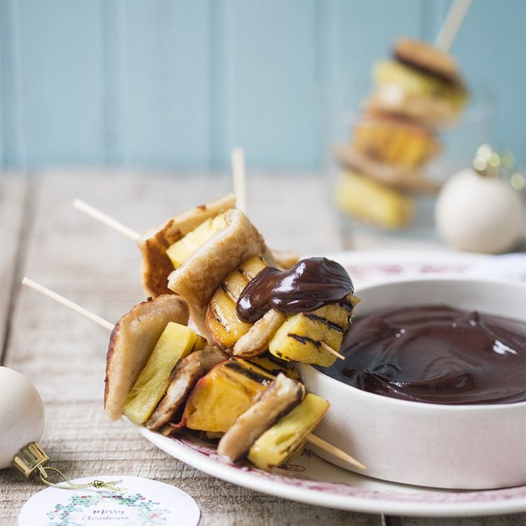 Brochetas de piña y 'french toasts' con chocolate fundido