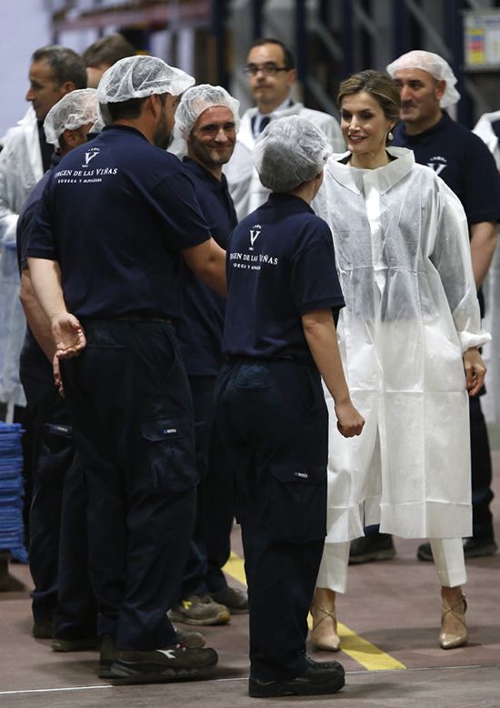 La Reina ha saludado a los trabajadores de la cooperativa vinícola Virgen de las Viñas, de Tomelloso, una de las más grandes de Europa 
