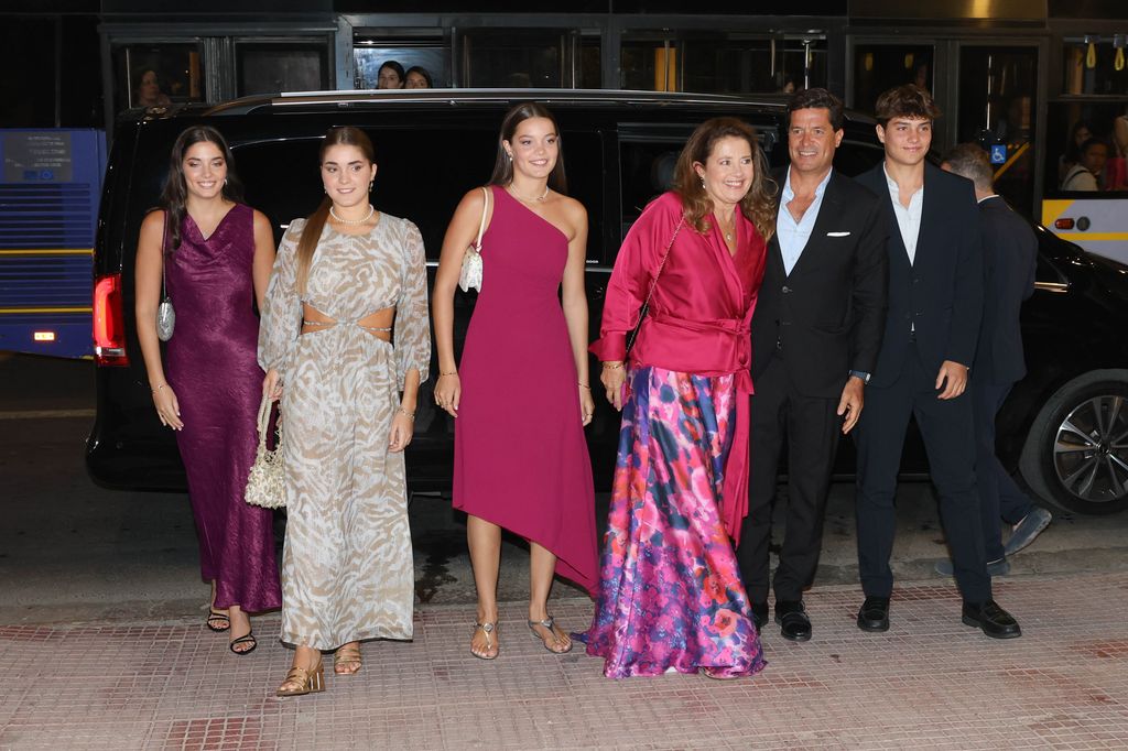 Alexia de Grecia y Carlos Morales junto a sus hijos Arrietta, Ana Marí­a, Carlos y Amelia en la Preboda Teodora de Grecia y Matthew Kumar