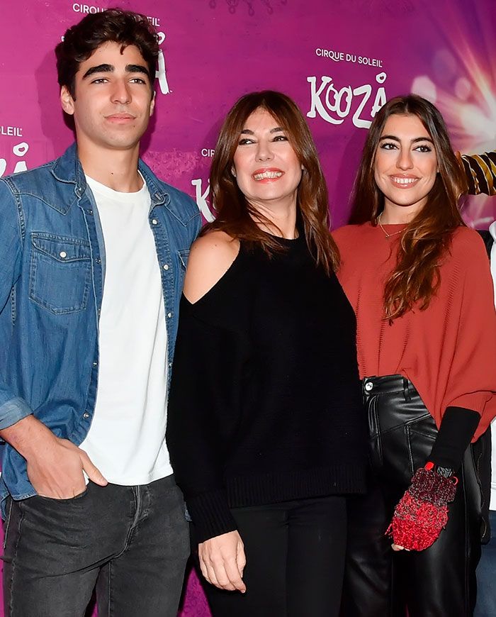 Raquel Revuelta junto a dos de sus hijos