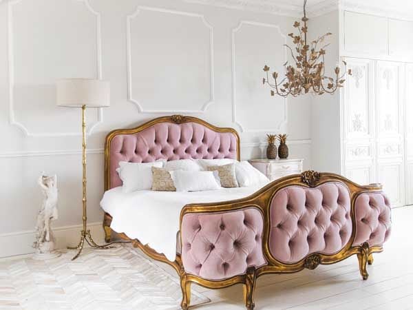 En este dormitorio, el terciopelo de la cama imprime un toque magnífico y opulento. El color rosa rebaja la intensidad y aporta un extra de calidez. The French Bedroom.
