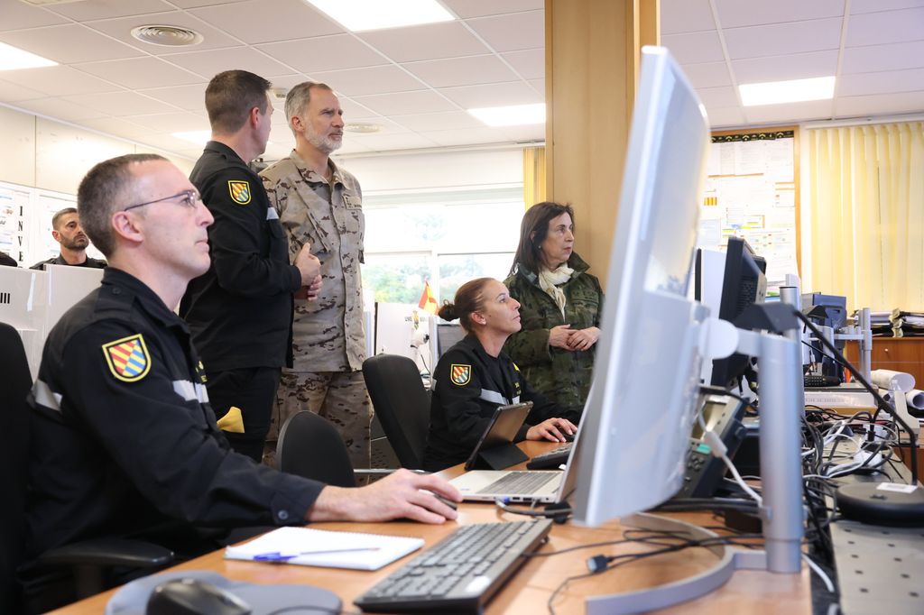 El Rey visita la Base Militar “Jaime I” en Bétera (Valencia), donde se encuentran las distintas unidades del Ejército que están ayudando a los afectados por la DANA.