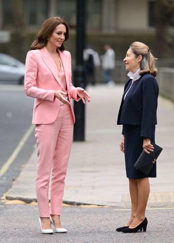 Kate Middleton traje rosa cinturón perlas