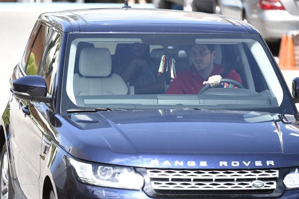 El portero ha hecho un alto en su entrenamiento con la Selección Española para estar con Sara en este momento tan importante. Después de agradecer a los periodistas sus buenos deseos por la llegada de Lucas, el matrimonio ha puesto rumbo a casa con el pequeño
