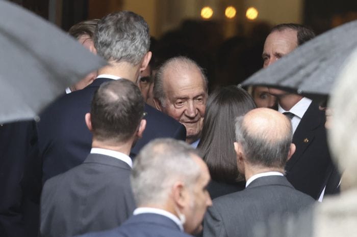 Los Reyes con con Juan Carlos al salir del funeral de Fernando Gómez-Acebo