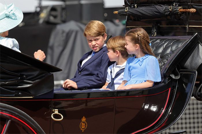 George, Charlotte y Louis de Cambridge en el desfile