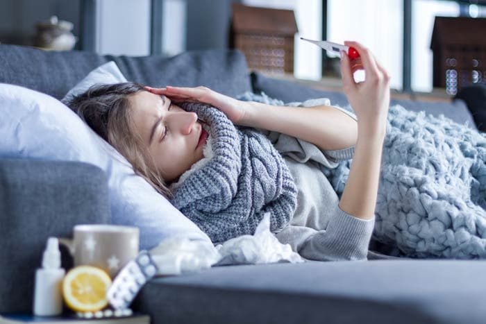 mujer con gripe en la cama