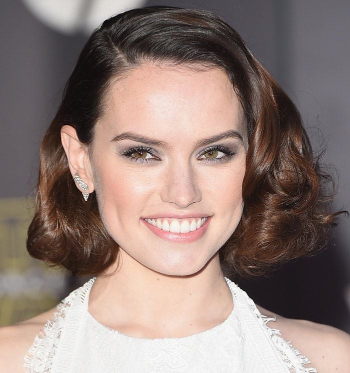 Otro de los looks, con la melena suelta y ondulada, que ha lucido Daisy Ridley en estos días de promoción
