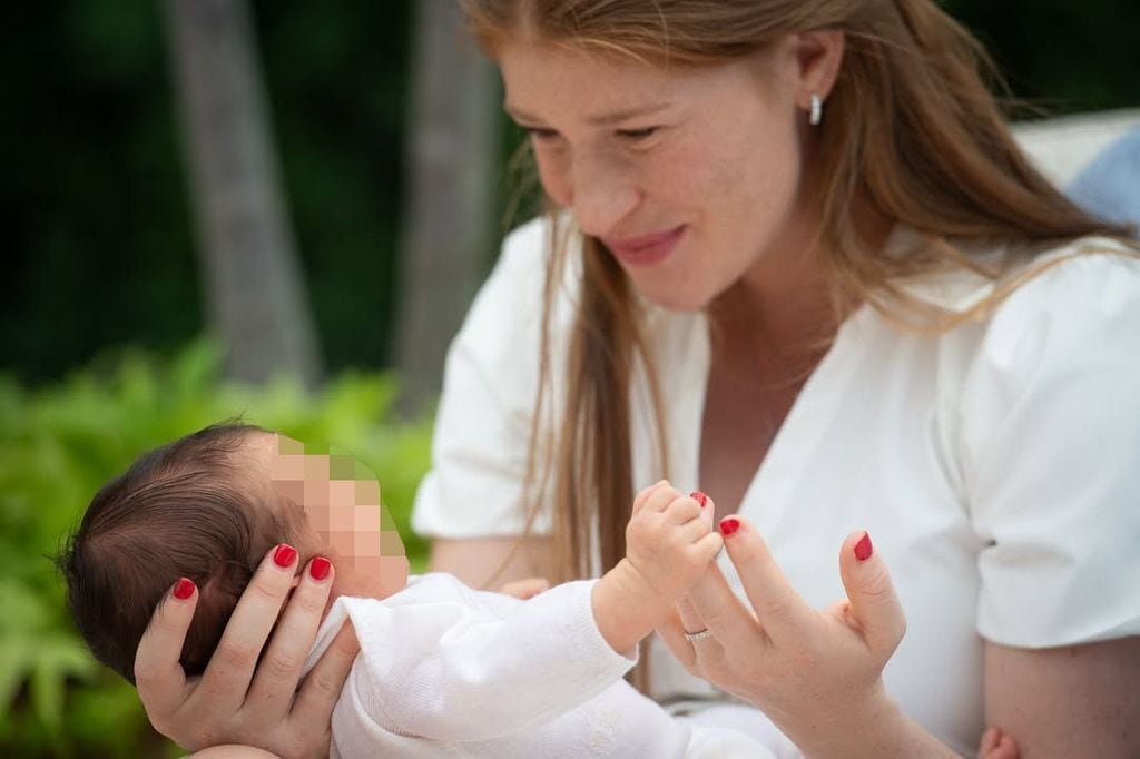 Jennifer Gates con su bebé