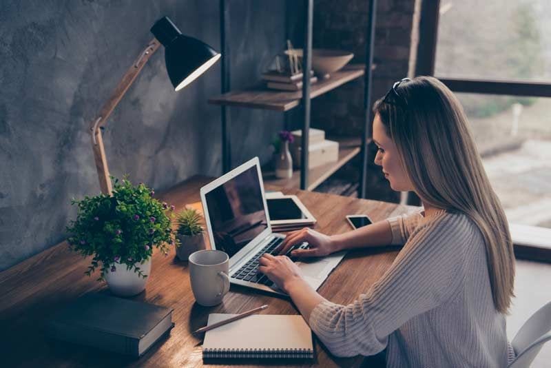 mujer teletrabajando 3a