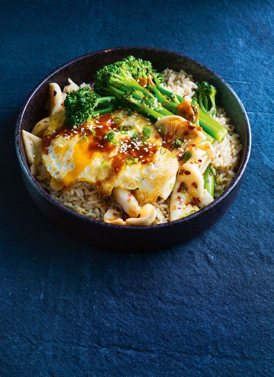 Bowl de huevo y verduras con aliño de miso